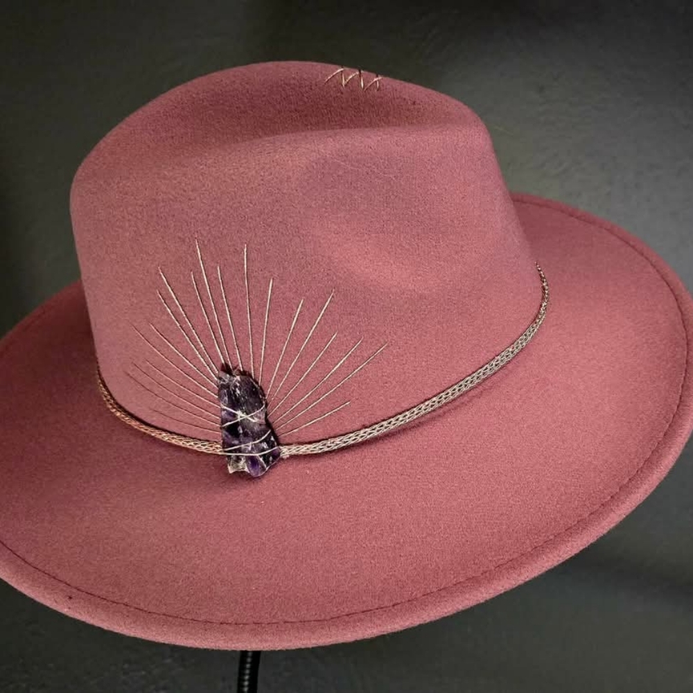 Mauve felt hat with a wide brim and a beautifully crafted crystal adornment